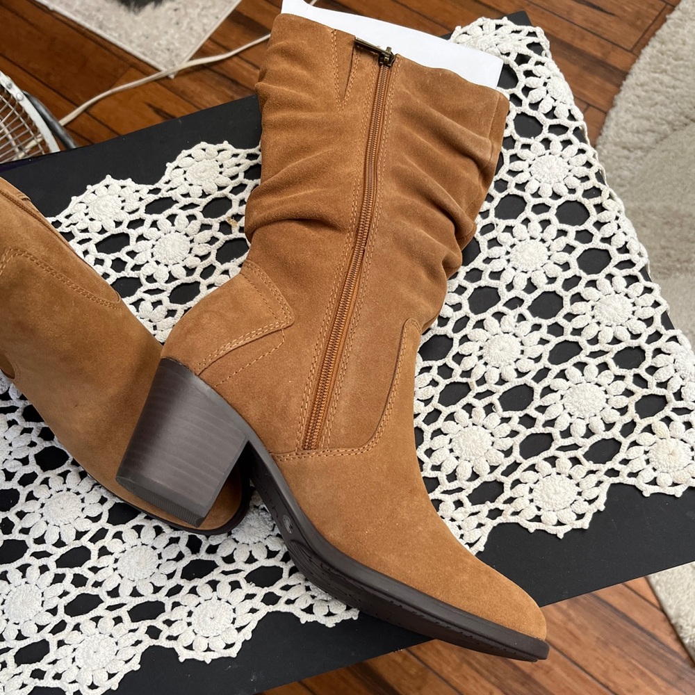 Earth Women's Tan Suede Heeled Boots.  NWT